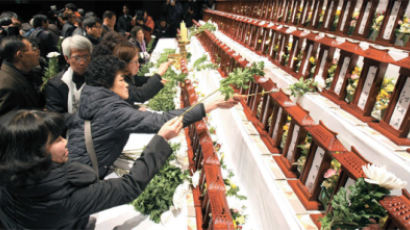 [사진] 지하철 참사 희생자 추모 