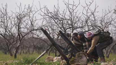 [사진] 박격포 설치하는 자유시리아군