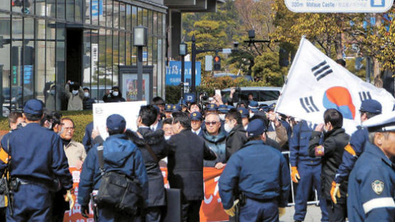 일본 차관보 “한국이 뭐라고 할 일 아니다”