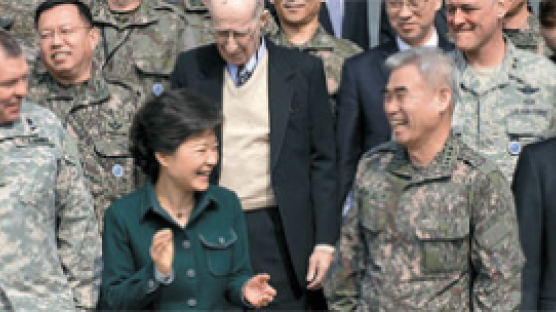 당선인, 김병관 대동… 한·미 군 지휘부 방문
