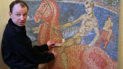 [사진] '진짜 돈은 예술이다?' 지폐 오리는 남자 