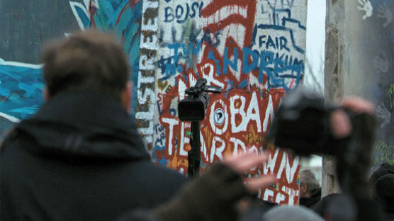 [사진] 베를린 마지막 장벽 뜯지 말라 