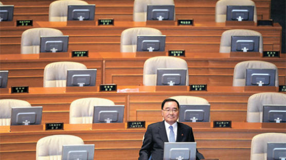 [사진] 국회 국무위원석의 나홀로 총리