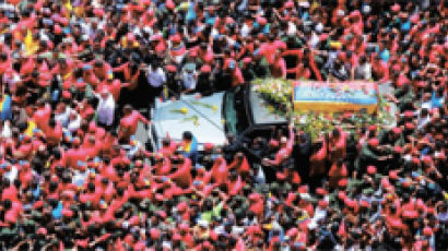 [사진] 8㎞ 이동에 7시간 … 차베스 보내는 붉은 인파 