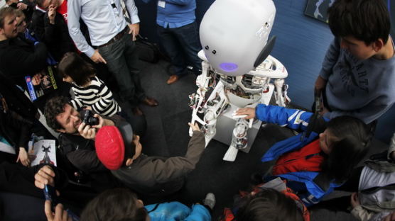 [사진] 악수하는 인간형 로봇 '로보이'