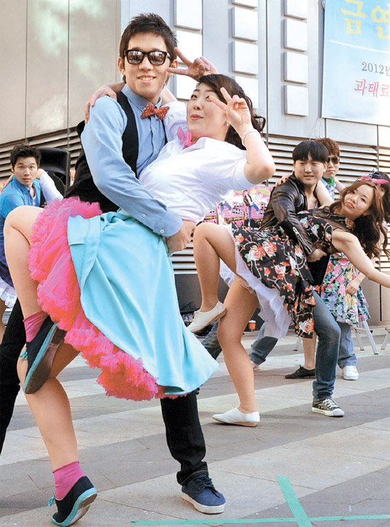 [사진] 강남서 만난 말춤과 스윙댄스 