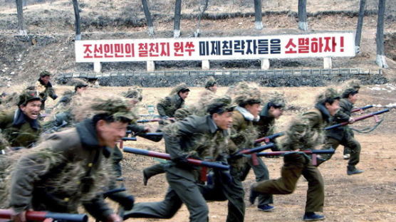 [사진] 북한 노동적위대 훈련과 대비되는 평양모습