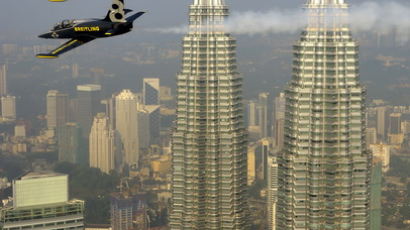 [사진] 빌딩 위 3m상공으로 날으는 곡예비행단