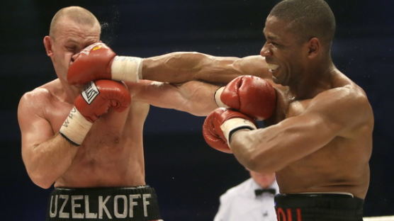 [사진] 마우스피스가 빠질 정도로 강한 펀치, WBO 권투