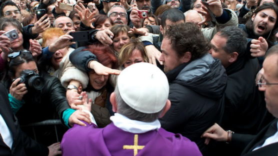 [사진] 소탈한 교황, 거리에서 신자들과 격의없이 만나