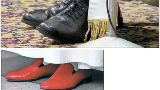 '교황 권위 상징' 빨간구두 신지 않은 프란치스코