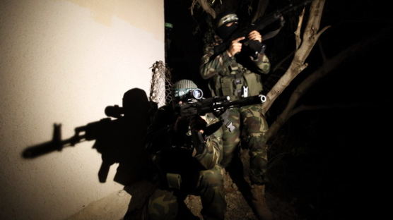 [사진] '이지딘 알카삼 여단' 부대원들의 야간순찰