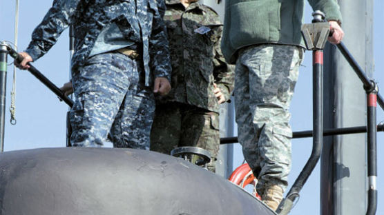 [사진] 핵잠 오른 주한미군사령관