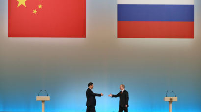 [사진] 악수 나누는 ‘시진핑-푸틴’