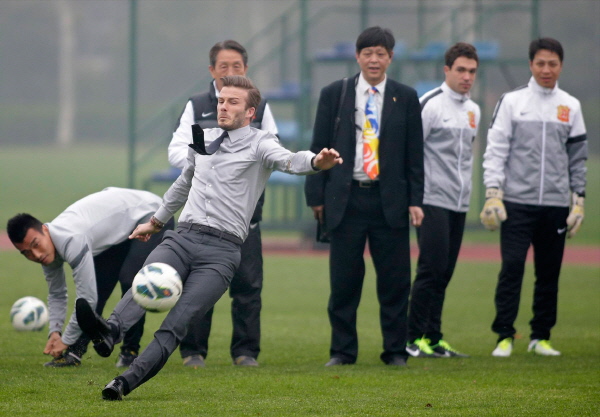 [사진] 중국 간 베컴, 프리킥 선보이다 '꽈당' 굴욕