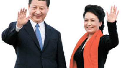 펑리위안 패션이 시진핑 가려 중국 원로들 불편한 심기 표출