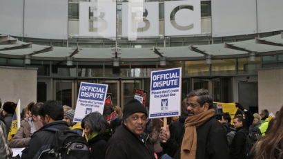 [사진] BBC 기자, 방송기술진 12시간 파업