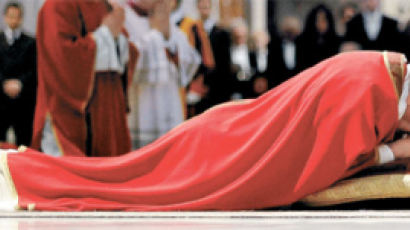 [사진] 온몸 낮춰 기도하는 교황