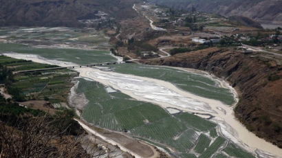 [사진] 광산 폐수방류로 오염된 강물