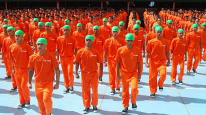 [사진] '철창의 댄스'에 출연한 필리핀 죄수들
