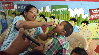 [사진] 소아마비 백신 투여하는 인도 보건소 직원