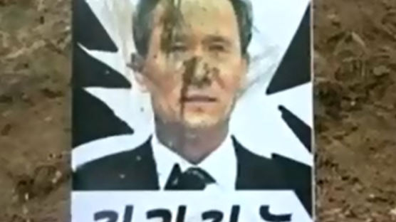 "물어!" 북한군 군견, 김관진 장관 얼굴 물어뜯자… 