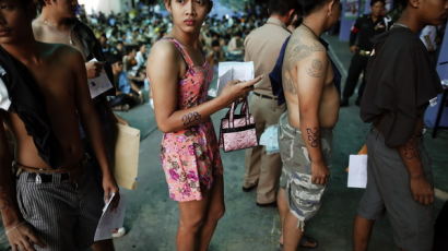 [사진] 트랜스젠더, 스님도 검사받는 태국군 징병검사장