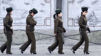 [사진] 하이힐 신은 북한 여군들