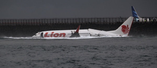 사진] 라이온에어 항공기 바다로 착륙? | 중앙일보