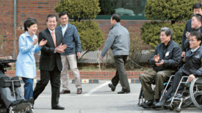 [사진] 장애인 재활시설 찾은 박 대통령