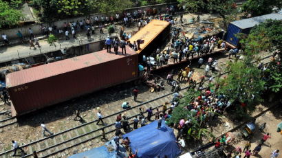 [사진] 방글라데시 화물열차 탈선으로 1명 사망 5명 부상