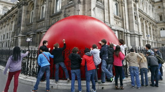 [사진] 거리에 나타난 커다란 붉은 공