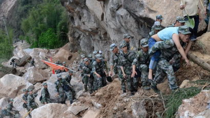 [사진] 중국 지진피해자 구조활동