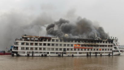 [사진] 중국 양쯔강 여객선 화재발생