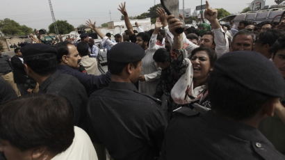 [사진] 파키스탄 전 무샤라프 대통령 찬반세력 충돌