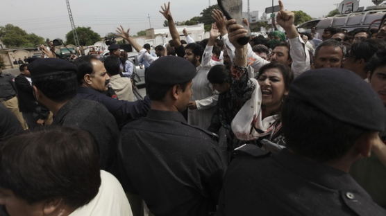[사진] 파키스탄 전 무샤라프 대통령 찬반세력 충돌