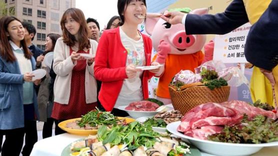 [사진] 돼지고기 먹고 양돈 농가 돕자 