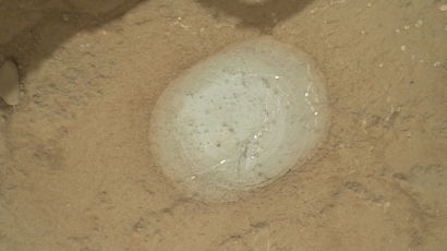 [사진] 먼지 속 화성의 바위 모습