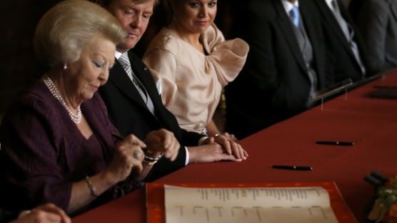 [사진] 왕위 이양법안 서명하는 베아트릭스 네덜란드 여왕