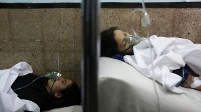 [사진] 가스중독으로 치료받는 아프간 여학생들