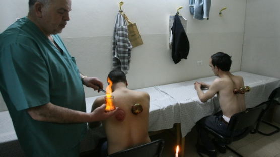 [사진] 부황치료 받는 팔레스타인 환자