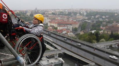 [사진] 휠체어 탄 장애인 건물 외벽오르기