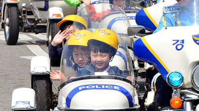 [사진] 오늘은 나도 경찰 … 어린이날 오토바이 퍼레이드 