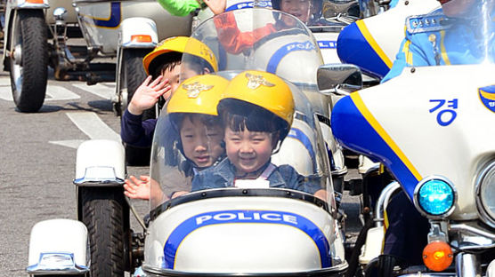 [사진] 오늘은 나도 경찰 … 어린이날 오토바이 퍼레이드 