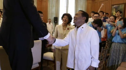 [사진] 필리핀 부통령 만나는 농구선수 야오밍