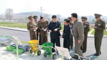[사진] 바이오엔지니어링 연구소 방문한 김정은 제1위원장