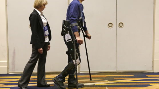 [사진] 반신불수 환자를 걷게 만드는 '입는 로봇'