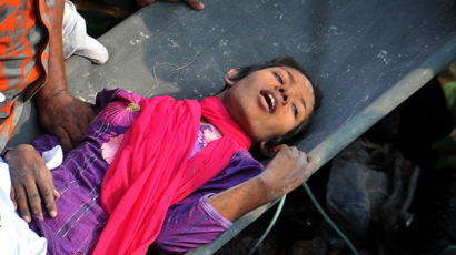 [사진] 빌딩붕괴 현장에서 17일만에 구조된 여성
