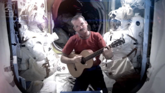 [사진] 우주인이 찍은 최초의 뮤직비디오 '표정연기 압권'