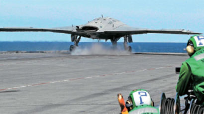 [사진] 미국 스텔스 무인전투기 항모 이륙 첫 성공